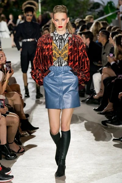 Look 19